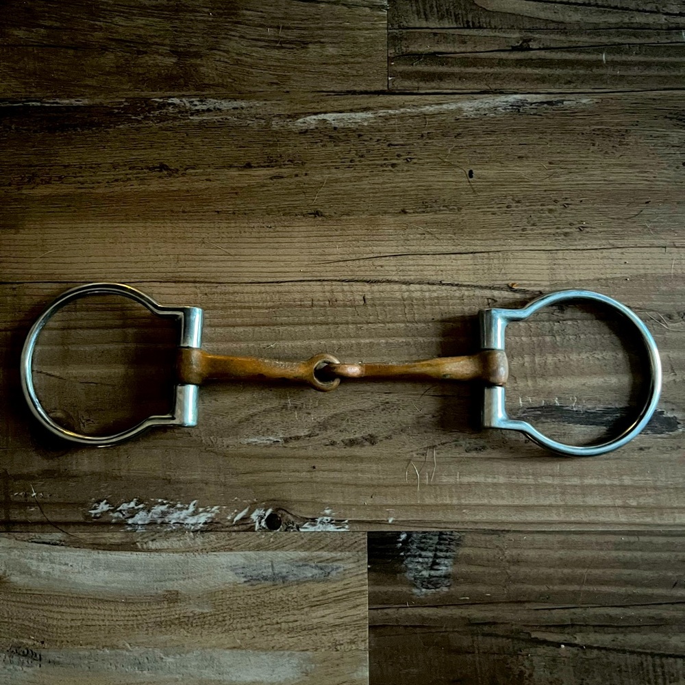 D ring snaffle bit horse